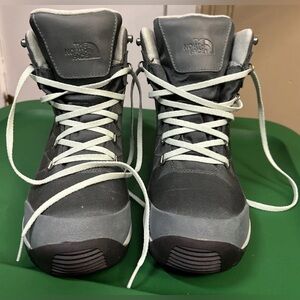 Women’s Size 9.5 Boots North Face CHILKAT- Green/Greyish color